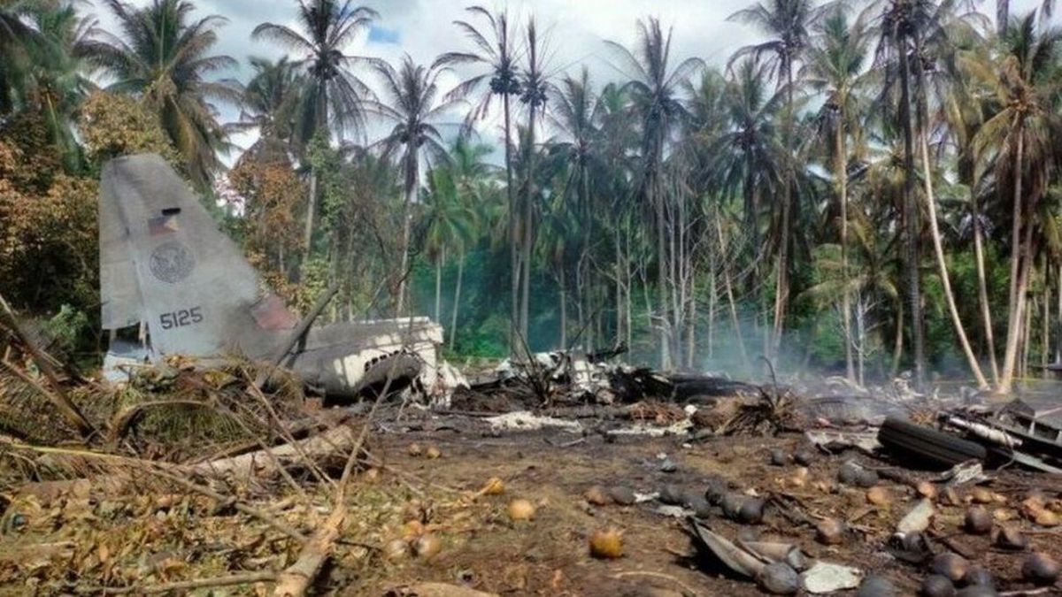 Крушение военного самолета на Филиппинах: возросло число погибших