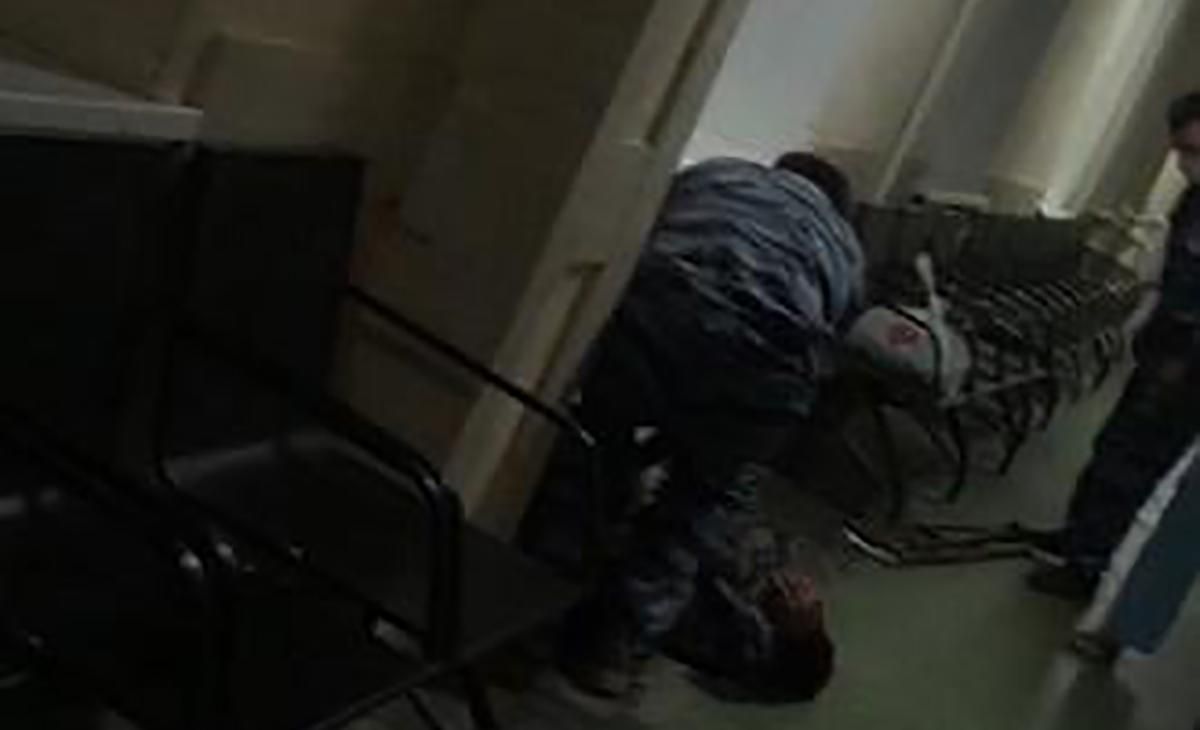 В России мужчину без ноги врачи вложили прямо на пол: видео
