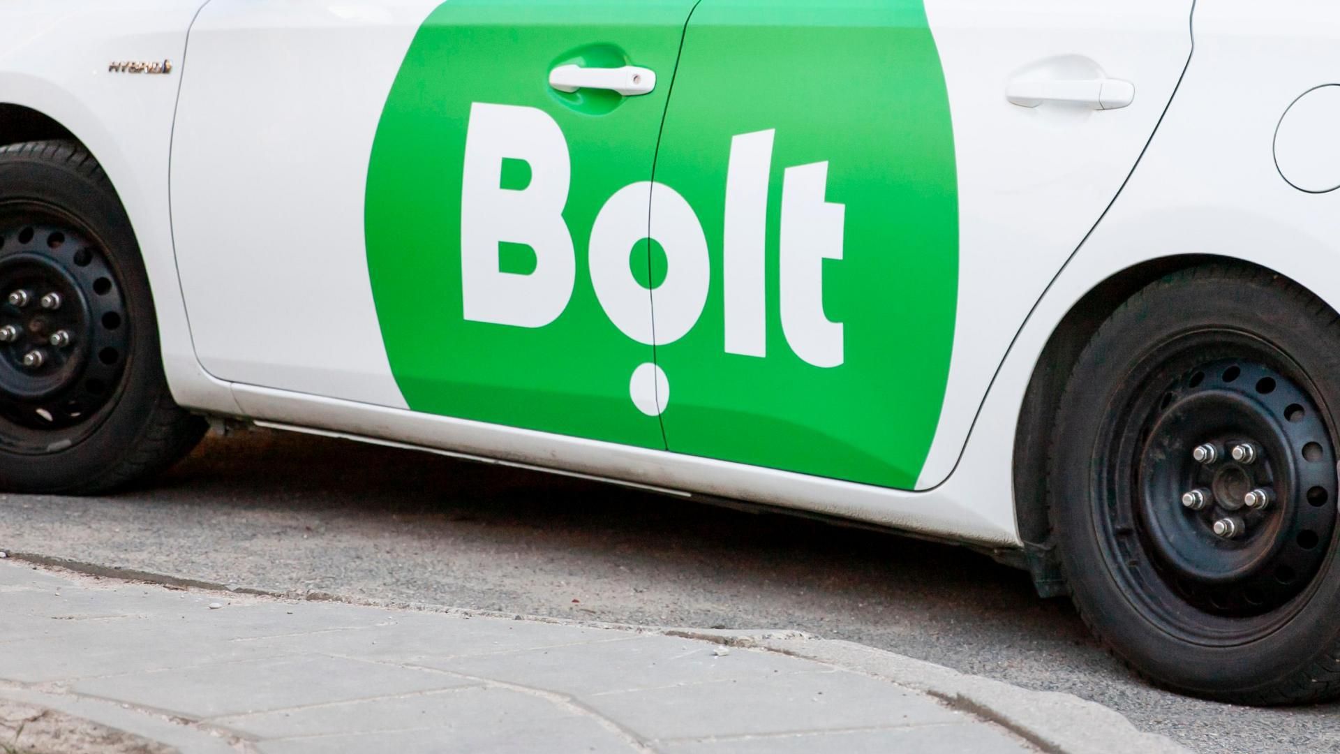 У Києві водій Bolt викинув зі свого таксі жінку та почав її бити: відео  