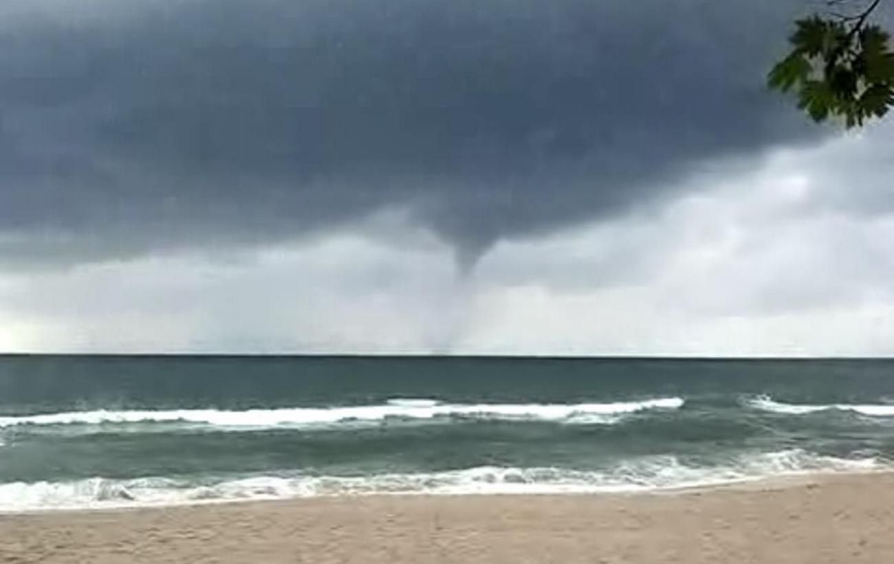 У Туреччині 4 липня біля пляжу виник торнадо: відео
