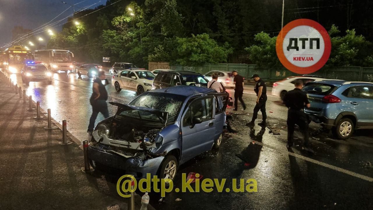 Подвійна ДТП у Києві: матір з дітьми у тяжкому стані госпіталізували 