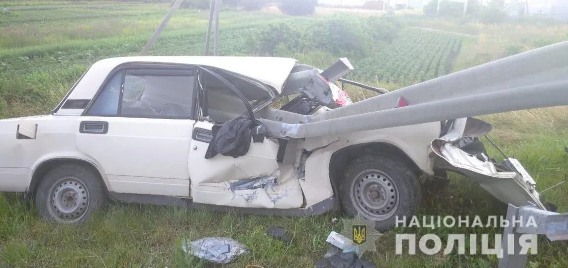 Загинув пасажир: на трасі Київ – Чоп ВАЗ на швидкості вилетів у відбійник – фото Загинув пасажир: на трасі Київ – Чоп ВАЗ на швидкості вилетів у відбійник – фото