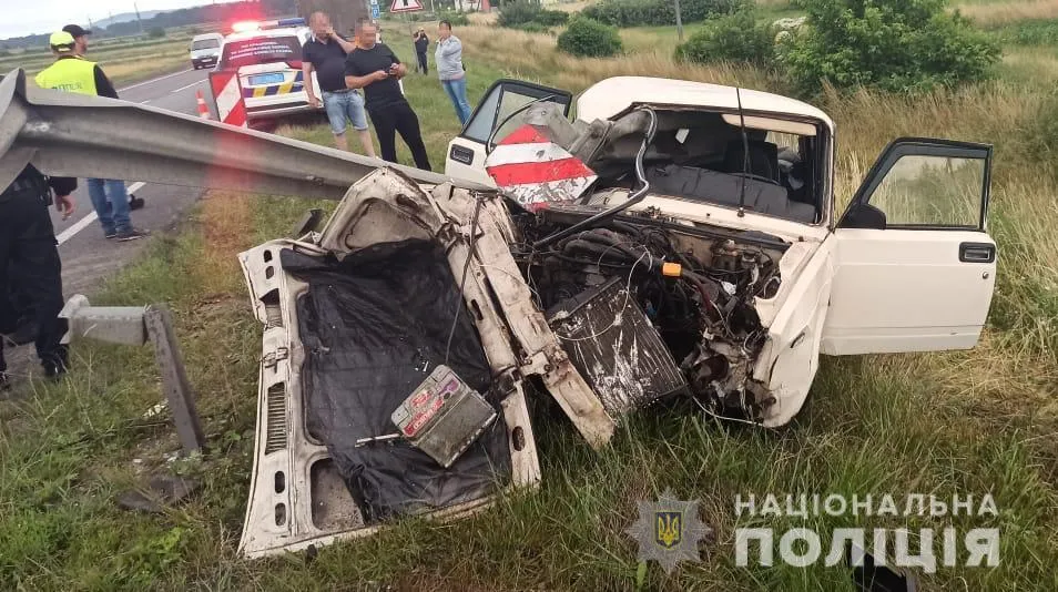 Загинув пасажир: на трасі Київ – Чоп ВАЗ на швидкості вилетів у відбійник – фото