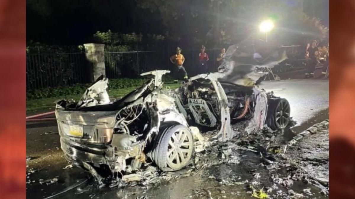 Tesla S Plaid сгорела дотла при загадочных обстоятельствах – фото Tesla S Plaid сгорела дотла при загадочных обстоятельствах – фото