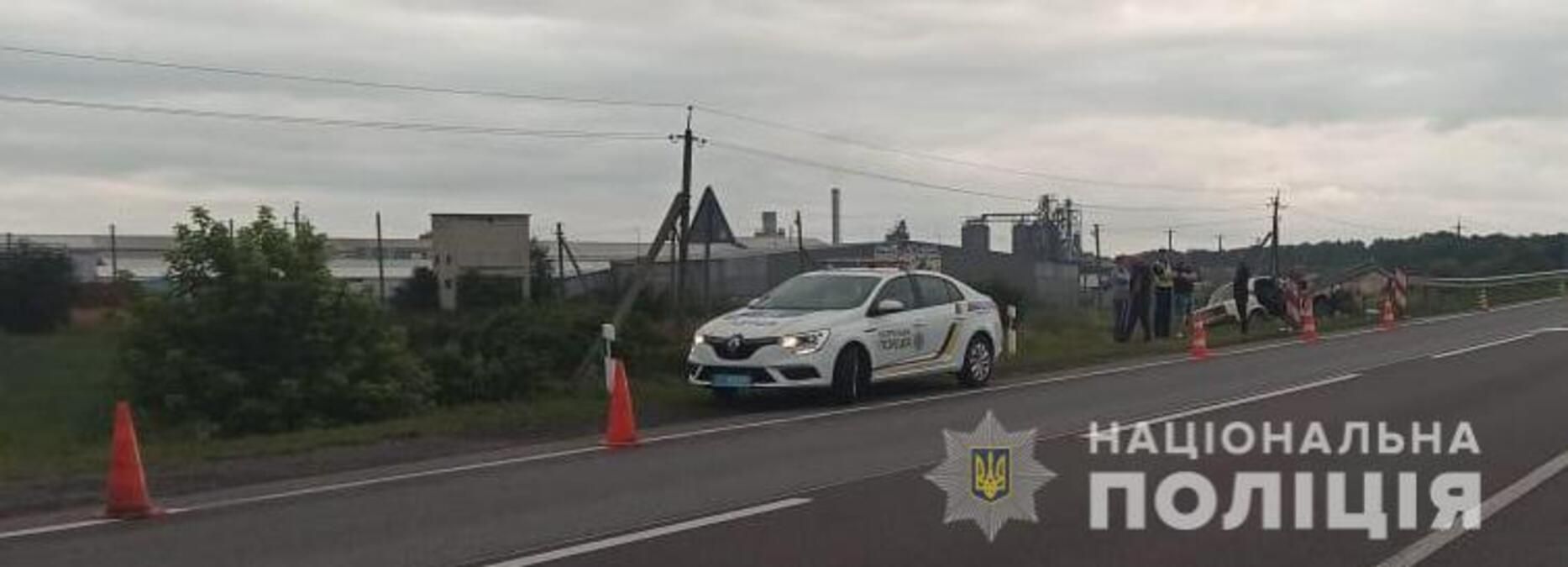 Погиб пассажир: на трассе Киев - Чоп ВАЗ на скорости вылетел в отбойник - фото Погиб пассажир: на трассе Киев - Чоп ВАЗ на скорости вылетел в отбойник - фото