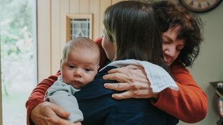 Не бачилися через пандемію: зворушлива перша зустріч малюків з великою родиною – фото