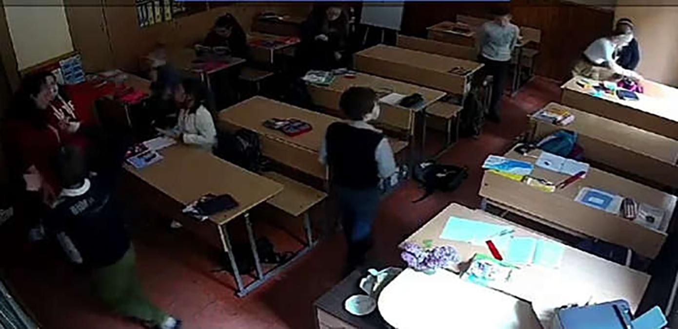 Асистентка вчителя погрожувала учню з інвалідністю: відео Асистентка вчителя погрожувала учню з інвалідністю: відео