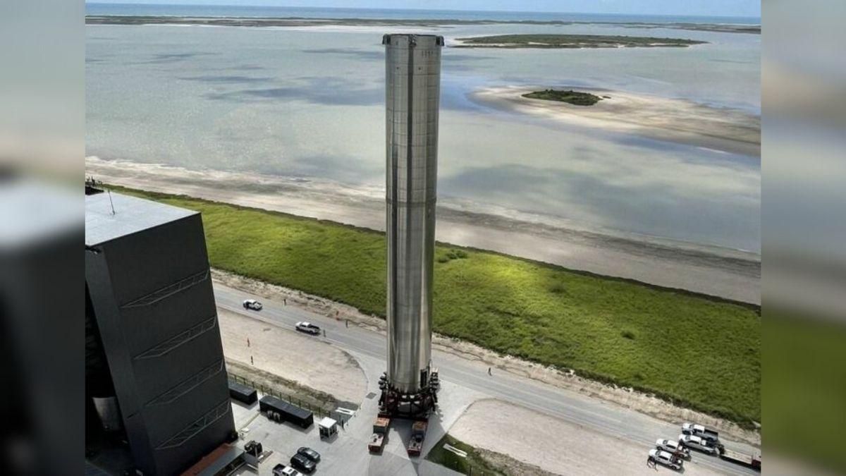 Ракета Super Heavy размером с двадцятиетажку вывезли для тестов Ракета Super Heavy размером с двадцятиетажку вывезли для тестов