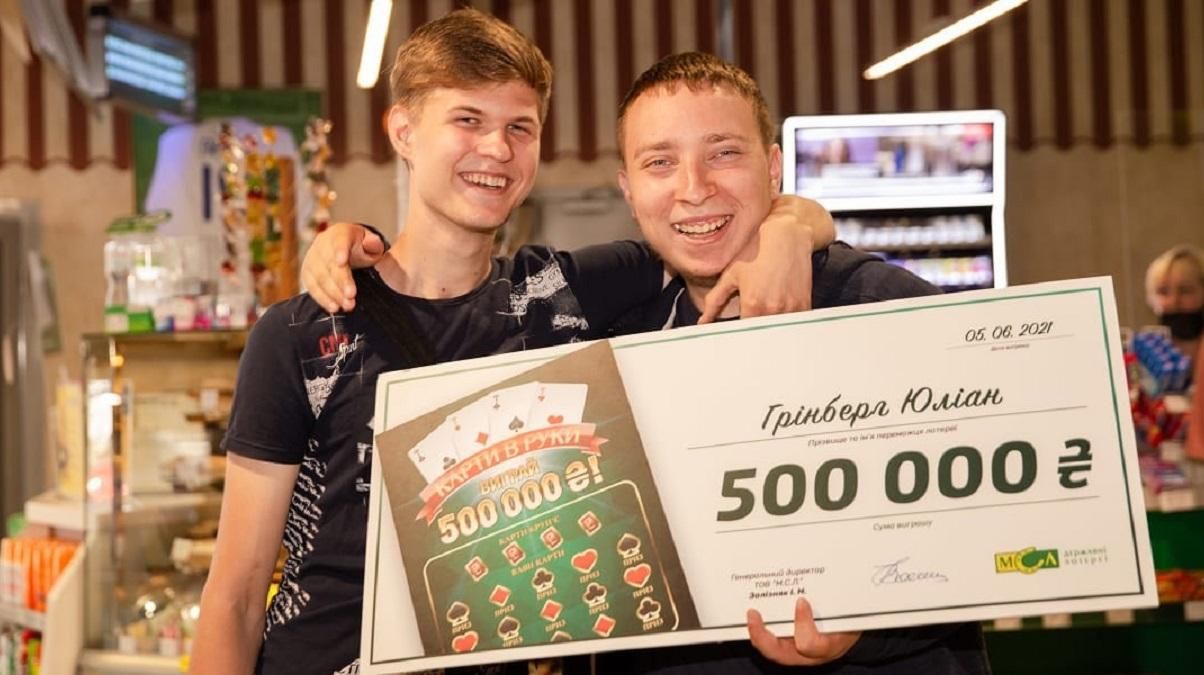 Украинец зашел заправить авто на АЗС, а вышел с половиной миллиона гривен Украинец зашел заправить авто на АЗС, а вышел с половиной миллиона гривен