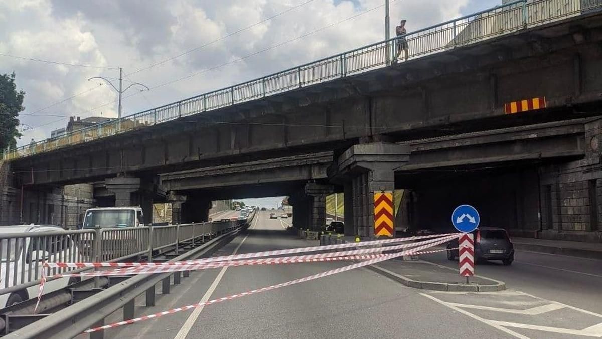 В Киеве Брестского путепровода упал кусок бетона В Киеве Брестского путепровода упал кусок бетона