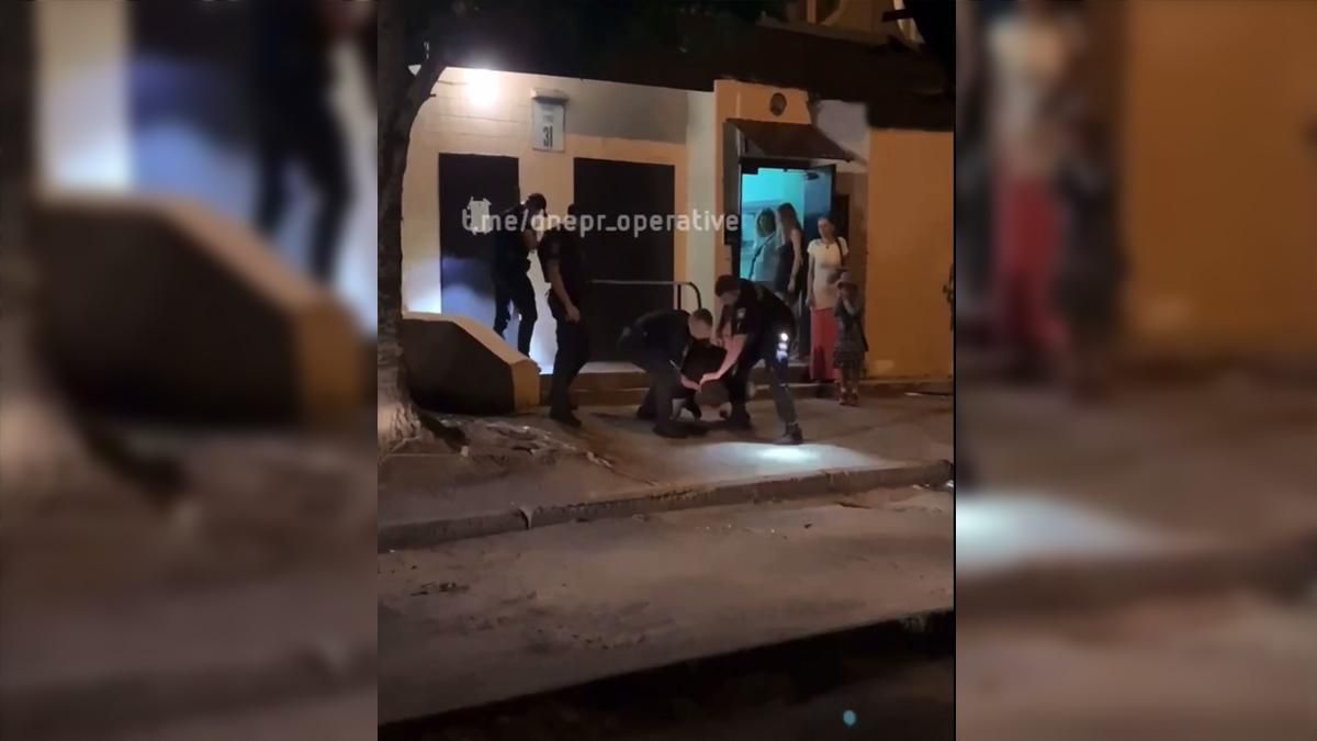 В Днепре мужчина избил женщину и укусил полицейского: видео