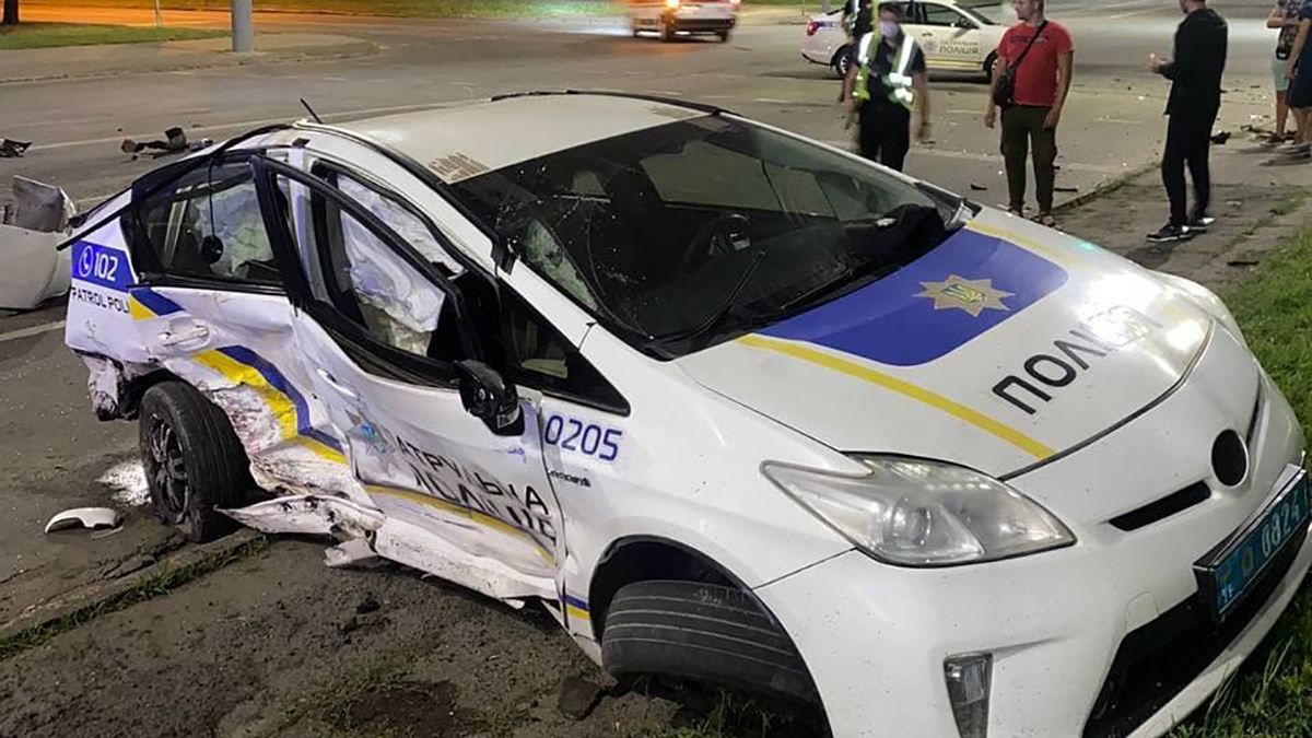 У Кривому Розі патрульні влетіли у 2 авто: скільки потерпілих – фото У Кривому Розі патрульні влетіли у 2 авто: скільки потерпілих – фото