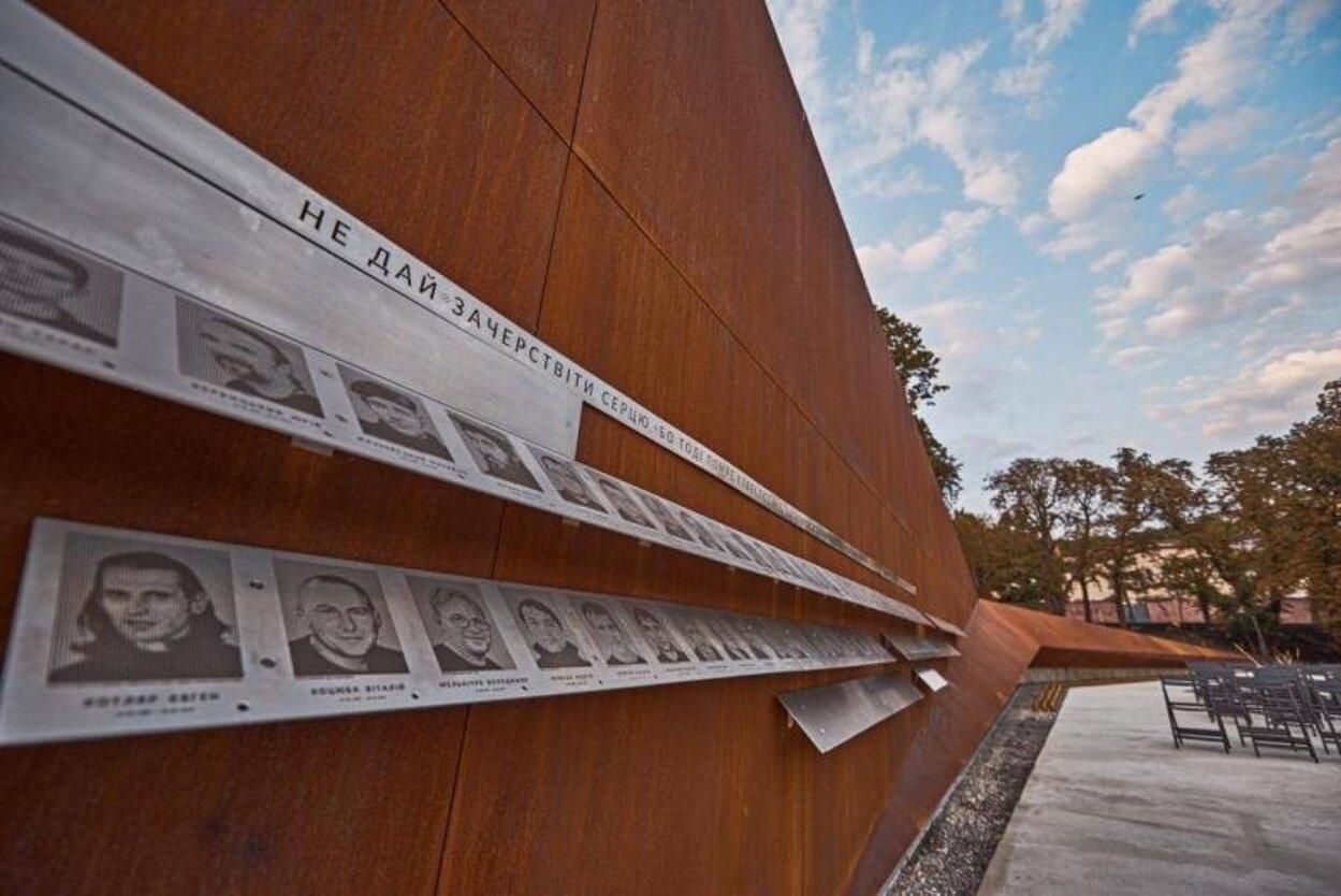 Танцы и фейерверки на Мемориале Небесной Сотни во Львове: возле памятника усилят охрану Танцы и фейерверки на Мемориале Небесной Сотни во Львове: возле памятника усилят охрану