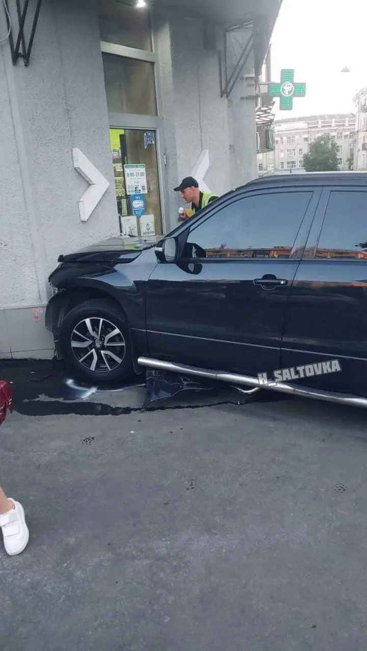 Врізався у Сміттєвоз позашляховик в Харкові Врізався у Сміттєвоз позашляховик в Харкові