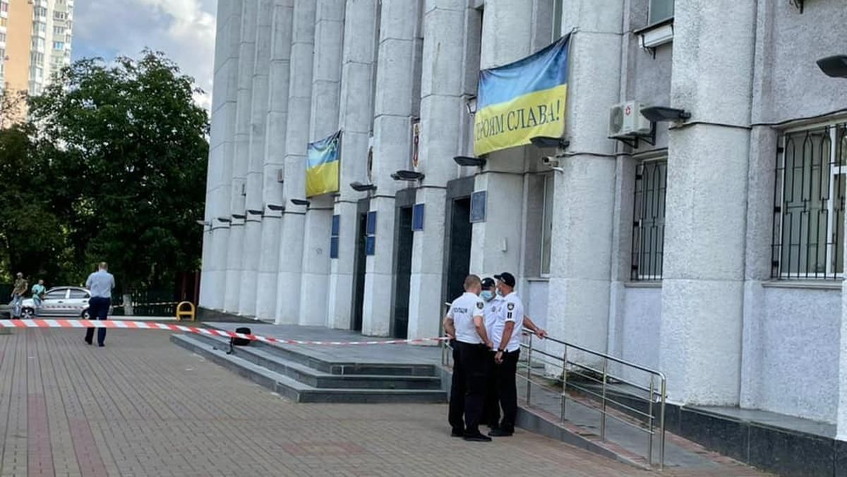 В Вышгороде под Киевом мужчина устроил стрельбу возле горсовета