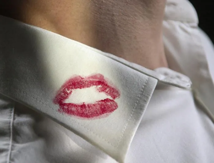 Помада на сорочці Помада на сорочці