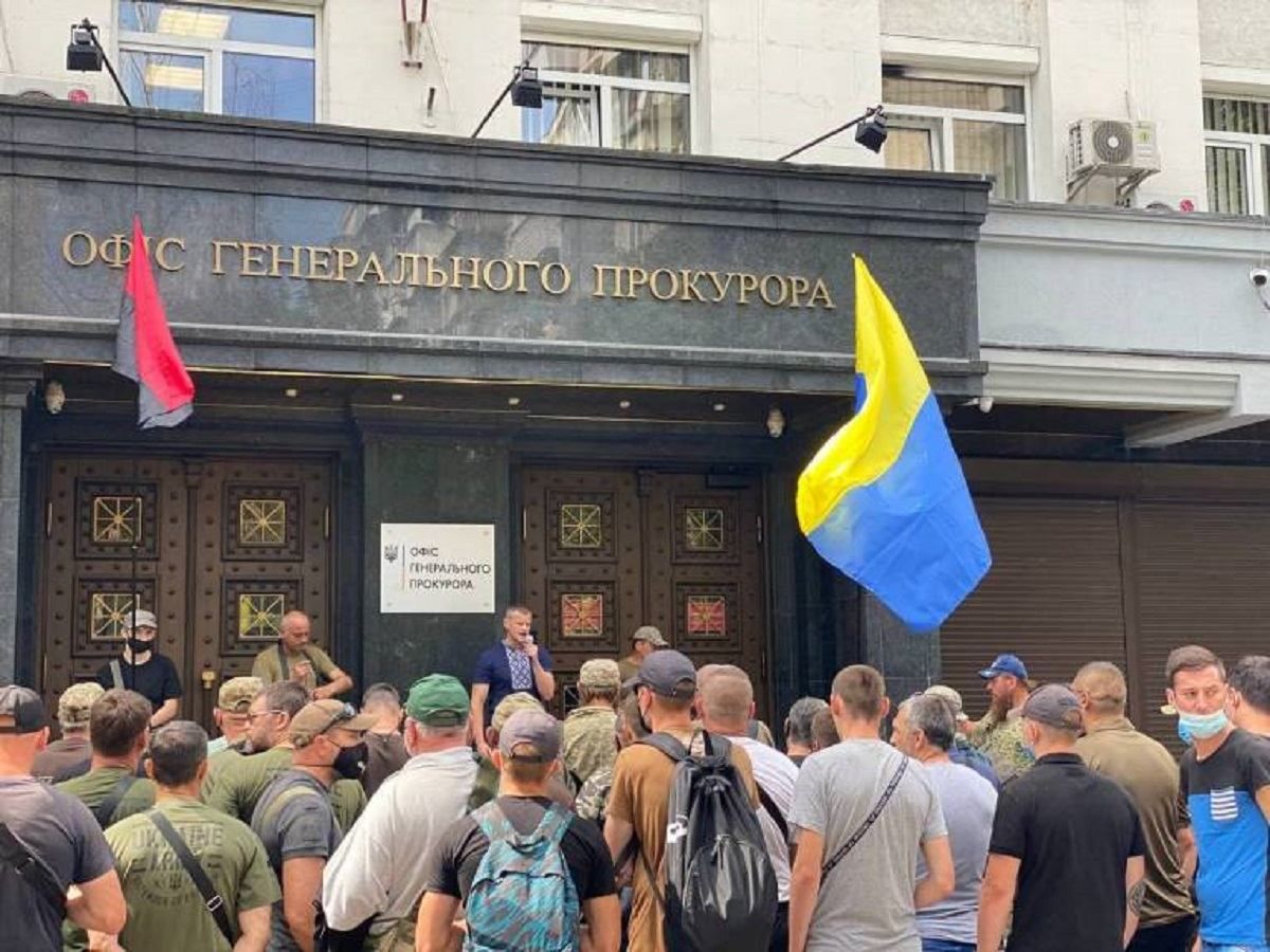 Ветераны АТО требовали от генпрокурора наказать "черных" и "серых" экспортеров зерна: видео Ветераны АТО требовали от генпрокурора наказать "черных" и "серых" экспортеров зерна: видео