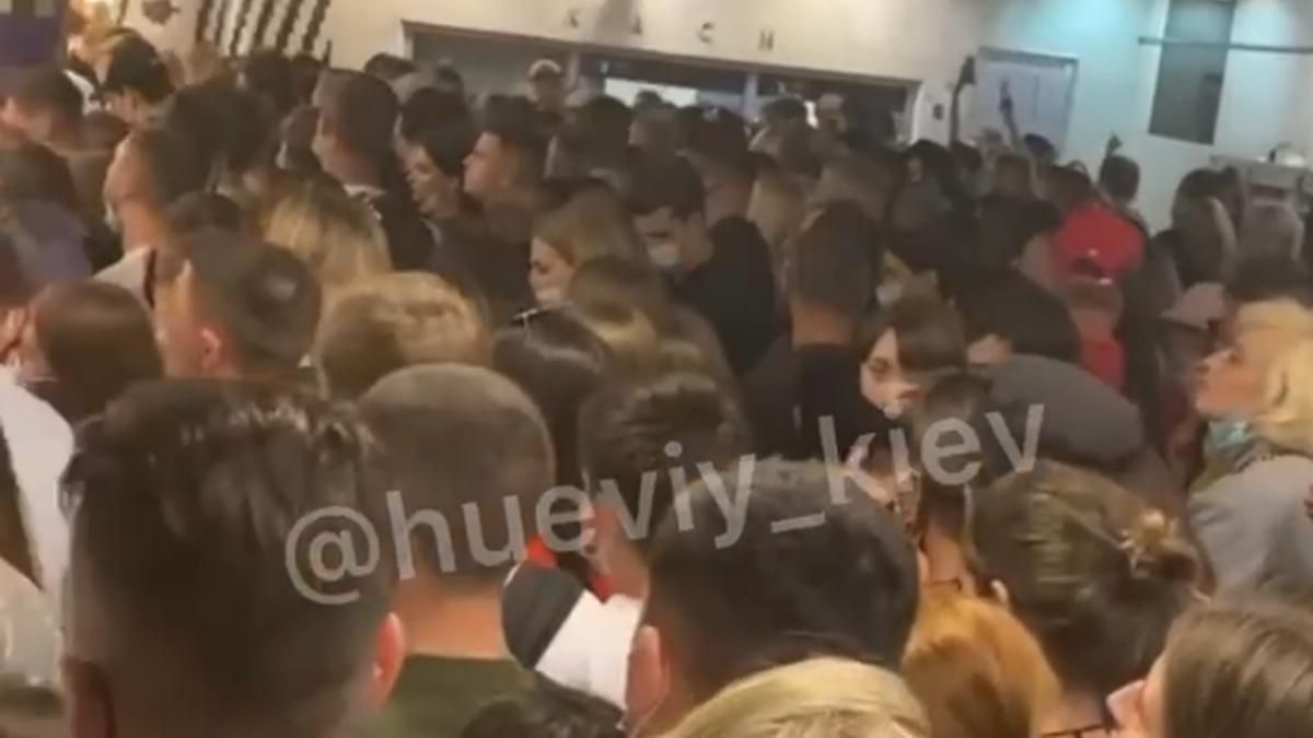 После Atlas Weekend в метро Киева устроили ужасную давку После Atlas Weekend в метро Киева устроили ужасную давку