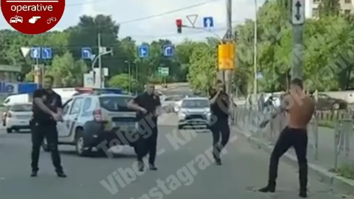 У Києві затримали чоловіка, який кидався на копів із ножем У Києві затримали чоловіка, який кидався на копів із ножем