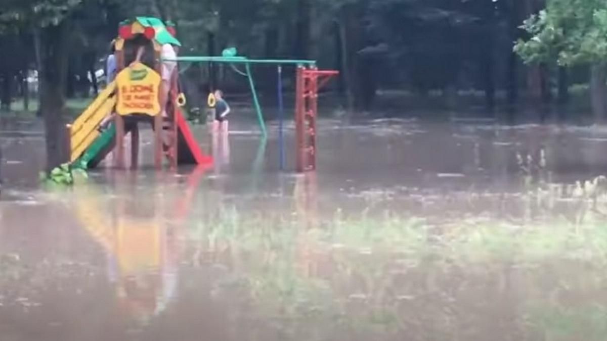 Сусідню Білорусь накрили зливи: люди змушені плавати – фото, відео
