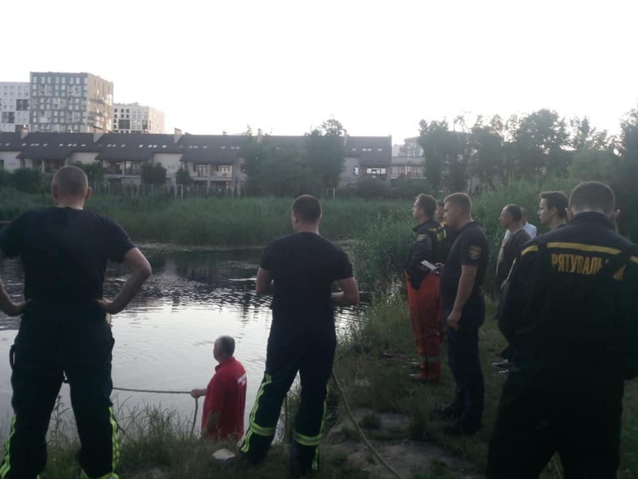 Во Львове утонул мужчина в водоеме возле ресторана: фото 