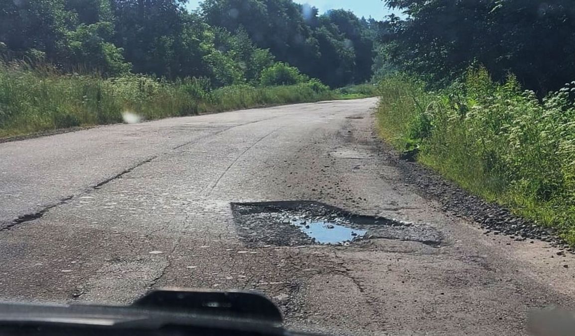 Водії їдуть зустрічкою: на Львівщині ремонтники вирізали ями на дорозі й покинули їх на місяць Водії їдуть зустрічкою: на Львівщині ремонтники вирізали ями на дорозі й покинули їх на місяць