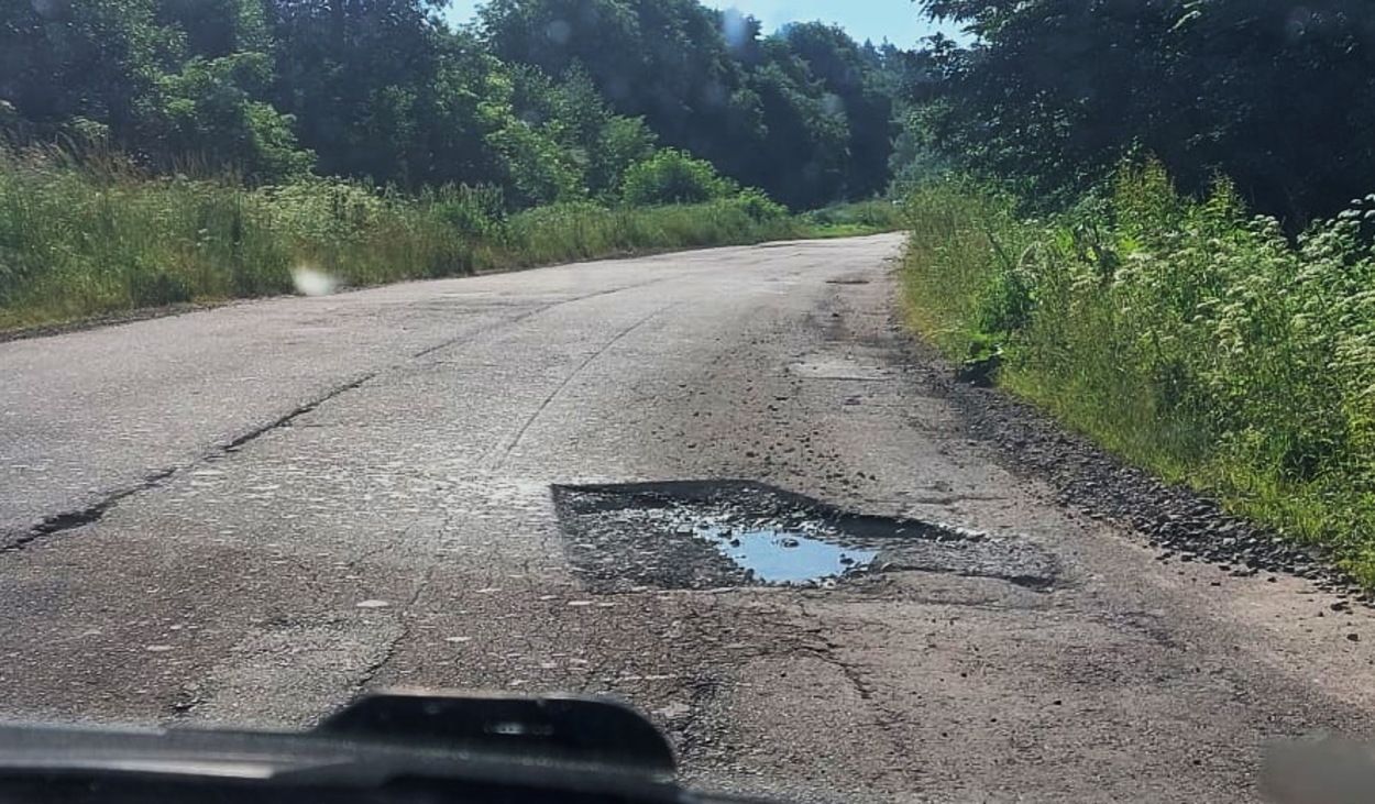 Водії їдуть зустрічкою: на Львівщині ремонтники вирізали ями на дорозі й покинули їх на місяць