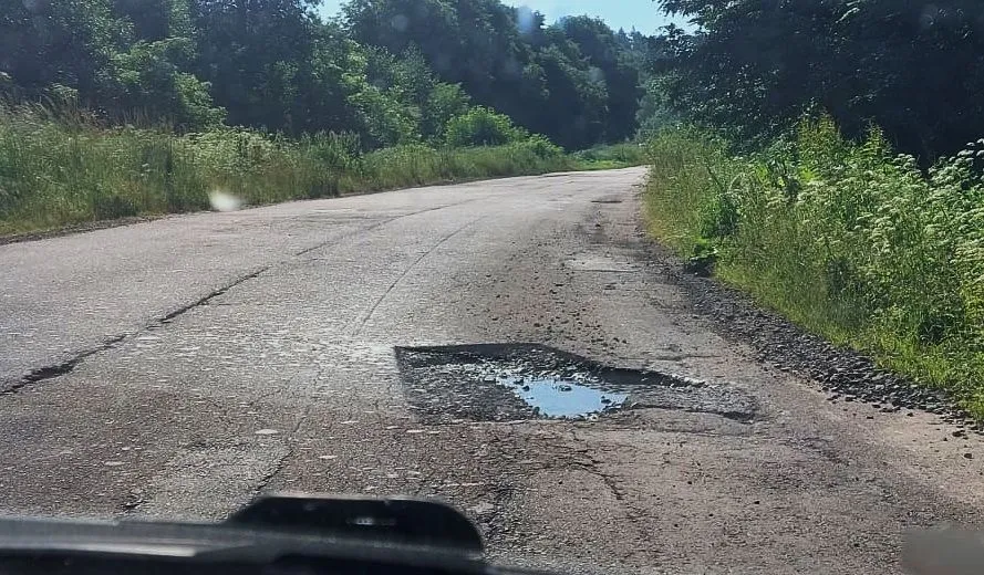 Водії їдуть зустрічкою: на Львівщині ремонтники повирізали ями й покинули їх на місяць