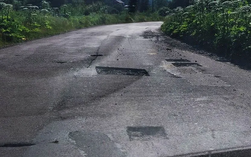 Водії їдуть зустрічкою: на Львівщині ремонтники повирізали ями й покинули їх на місяць