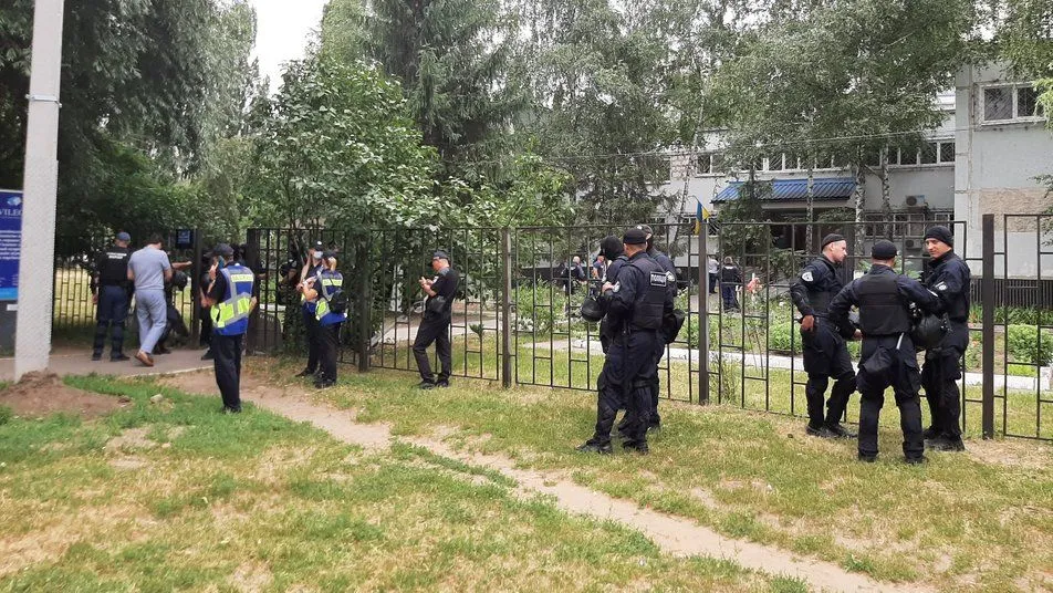 Посадили в Сізо Ширяєва В Харкові Автобуси поліції Посадили в Сізо Ширяєва В Харкові Автобуси поліції