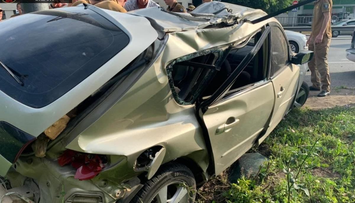 На проспекті Перемоги у Києві водій намотав автівку на стовп На проспекті Перемоги у Києві водій намотав автівку на стовп