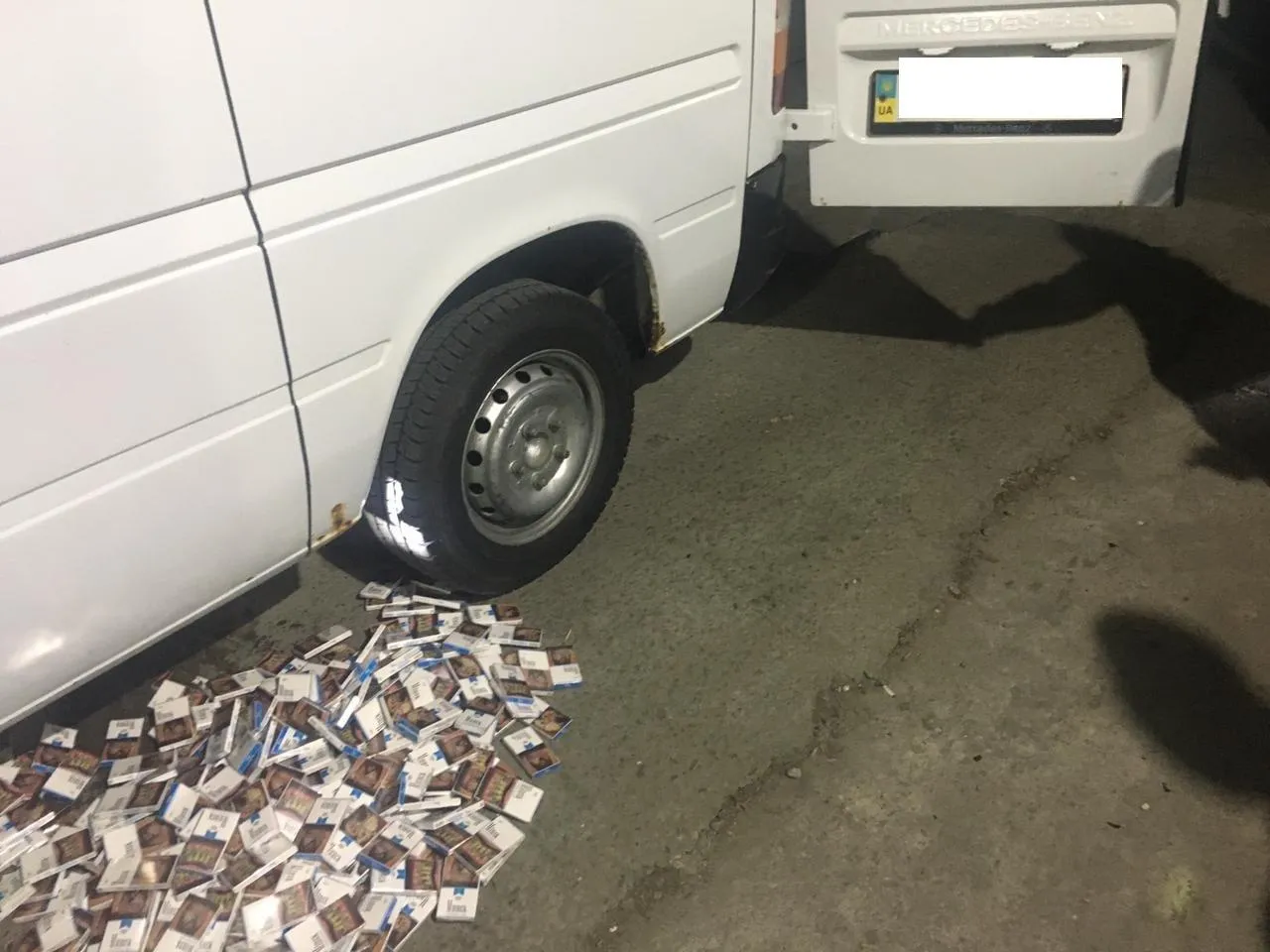Перевозив у баку сигарети: львівські митники забрали у чоловіка авто – фото