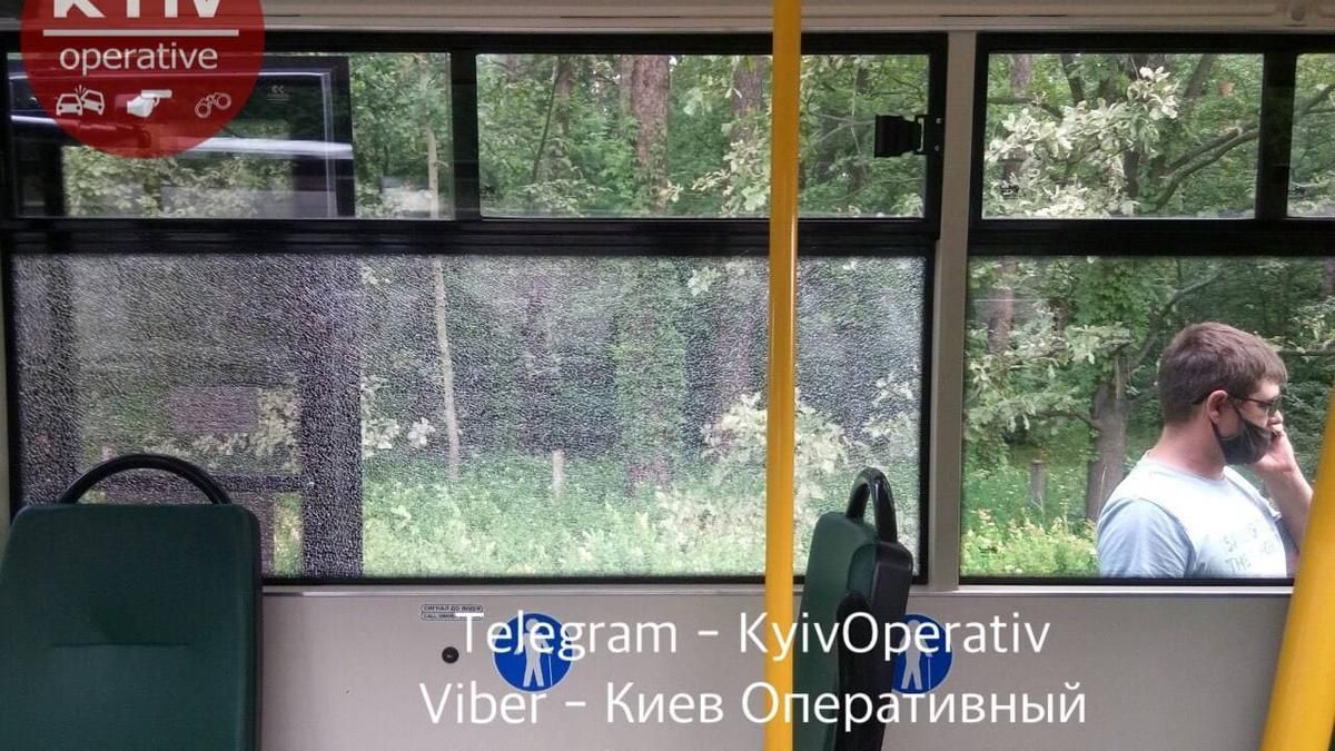 Під Києвом у скло маршрутки на величезній швидкості прилетів камінь Під Києвом у скло маршрутки на величезній швидкості прилетів камінь