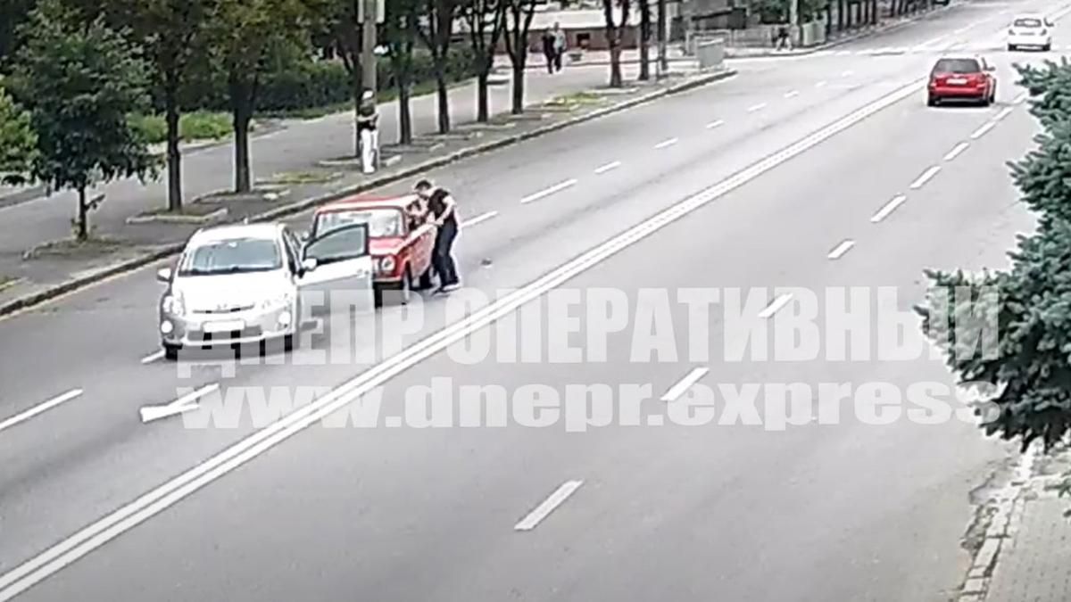 В Днепре водитель иномарки отбил ногой стекло Жигулей: видео