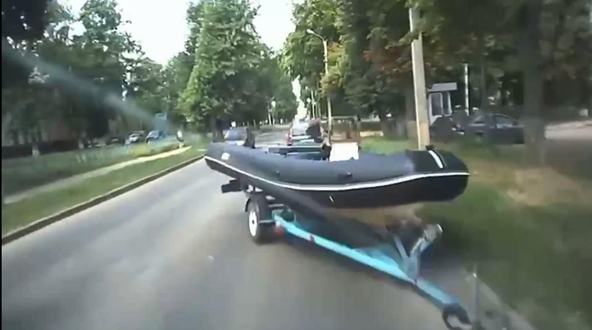 У Харкові човен врізався в авто: власник – відео 