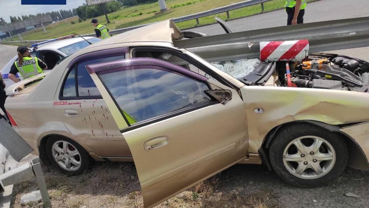 Під Києвом відбійник наскрізь прошив легковик Під Києвом відбійник наскрізь прошив легковик