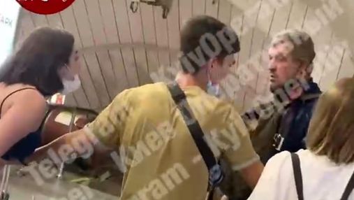 Ляснув по п'ятій точці: у метро Києва дівчина кинулась з кулаками на  чоловіка – відео 18+
