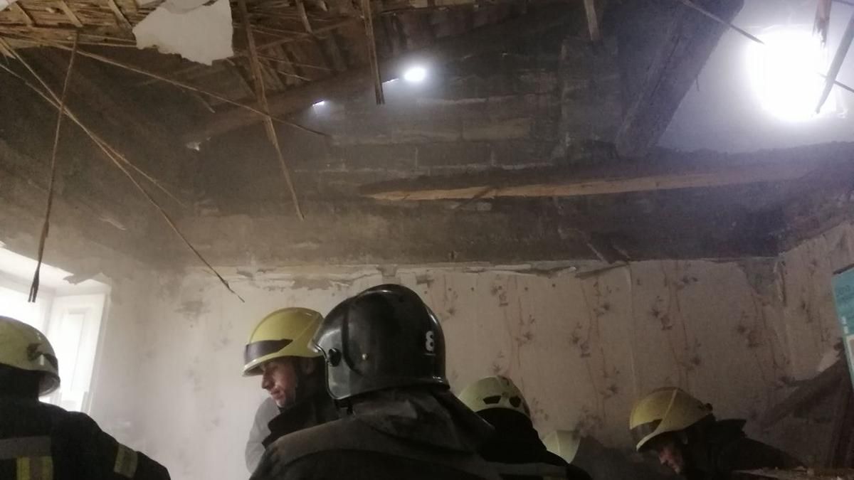 Обвалился потолок квартиры в Одессе: погиб бабушка - фото, видео Обвалился потолок квартиры в Одессе: погиб бабушка - фото, видео