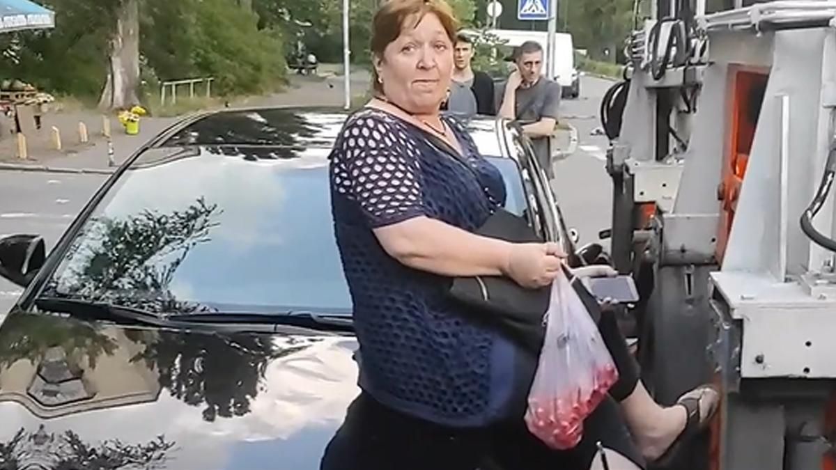 В Киеве женщина залезла на капот авто, чтобы его не забрал эвакуатор