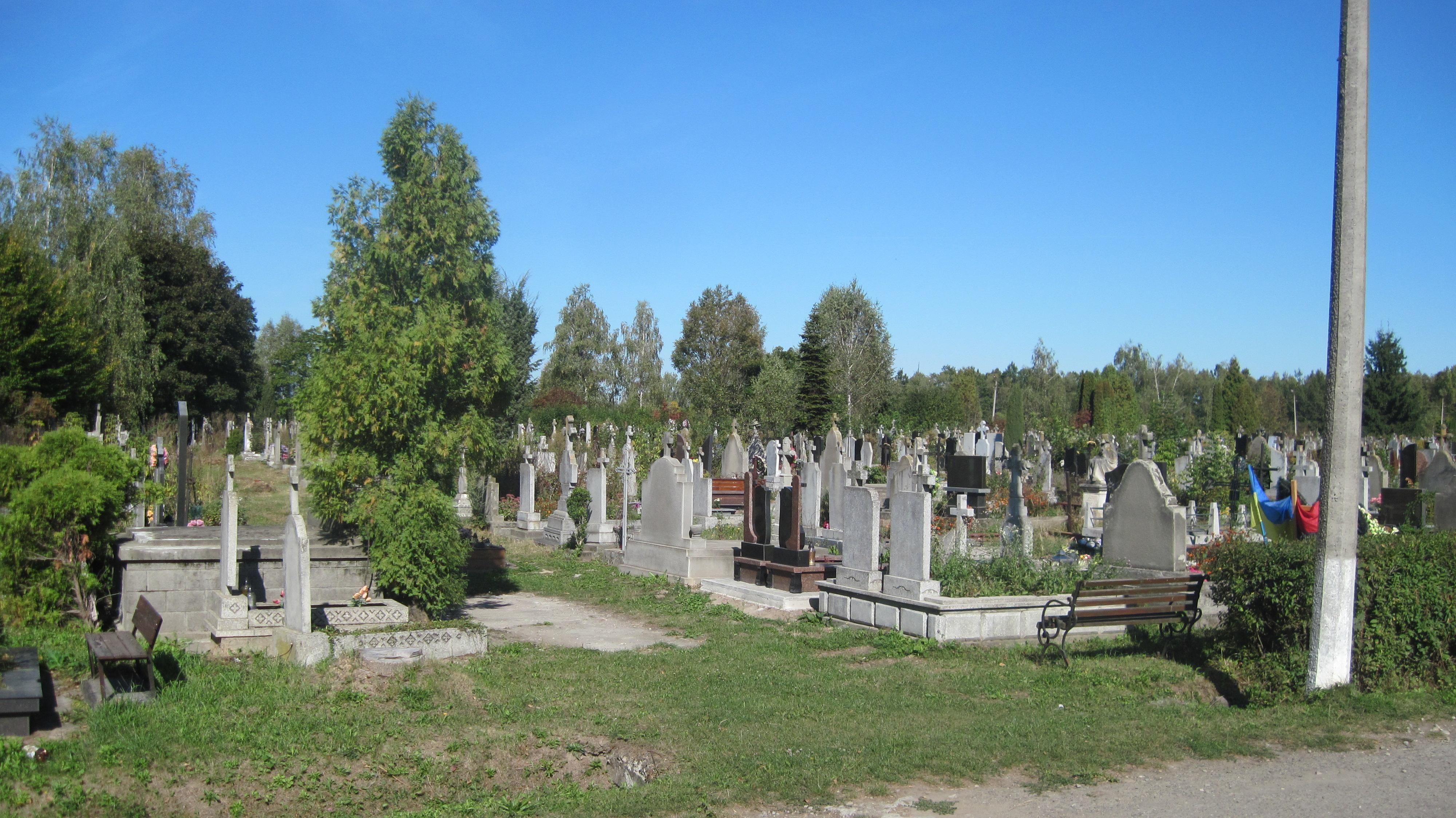 На кладбище Киева пьянствовали школьницы и щеголяли этим в соцсетях На кладбище Киева пьянствовали школьницы и щеголяли этим в соцсетях