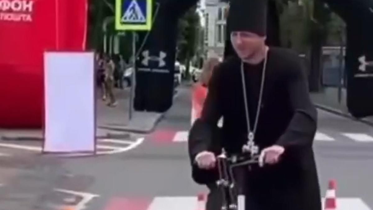 У Києві помітили священника на електросамокаті: відео