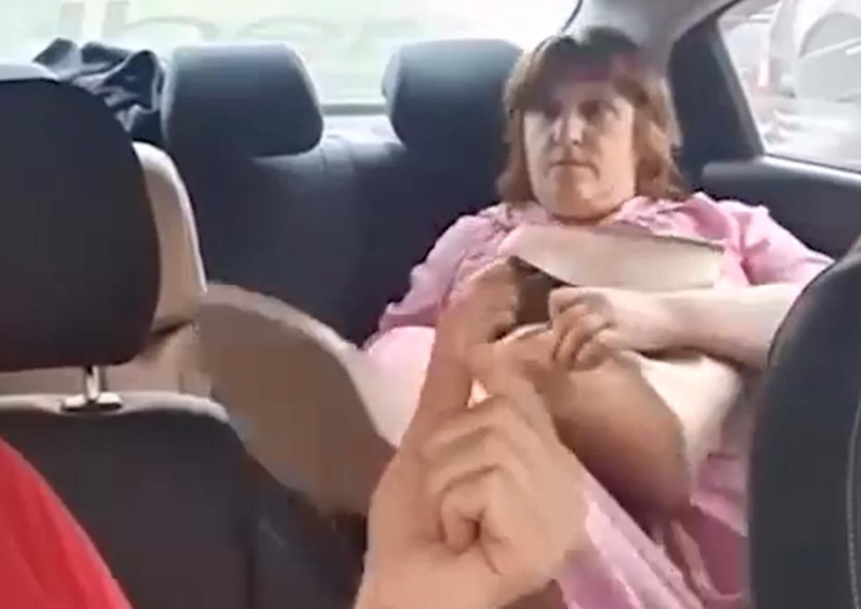 Женщина в Новосибирске с ноги ударила таксиста: видео Женщина в Новосибирске с ноги ударила таксиста: видео