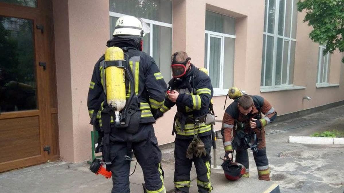 В Киеве горела школа: занялся гардероб