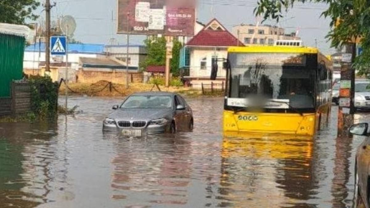 У Києві знову потоп після дощу: вулиці перетворилися на річки