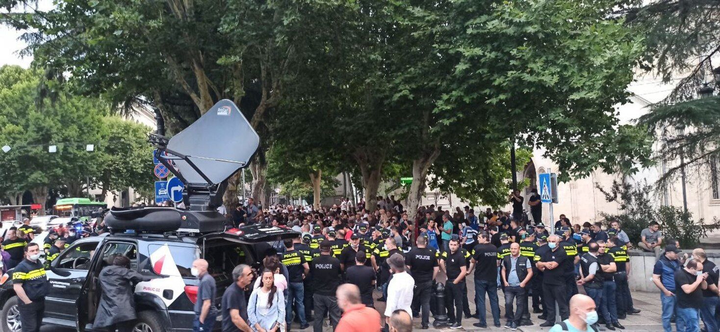 Радикалы устроили провокации на акции поддержки ЛГБТ в Тбилиси Радикалы устроили провокации на акции поддержки ЛГБТ в Тбилиси