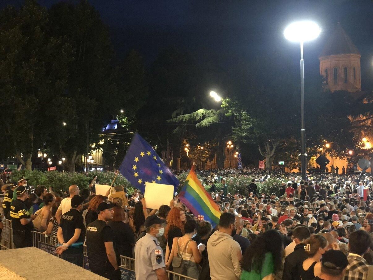 Радикалы в Тбилиси сожгли флаг Евросоюза: ситуация обостряется