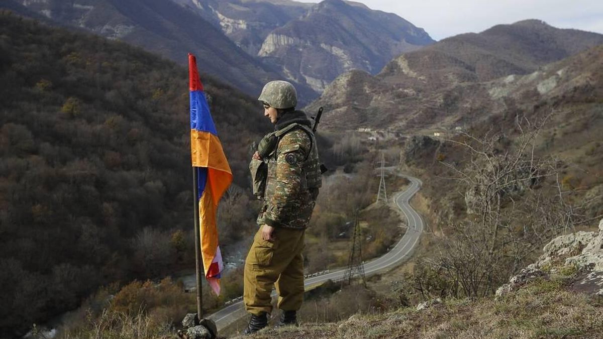 Вірменія та Азербайджан заявили про взаємні обстріли: є поранені