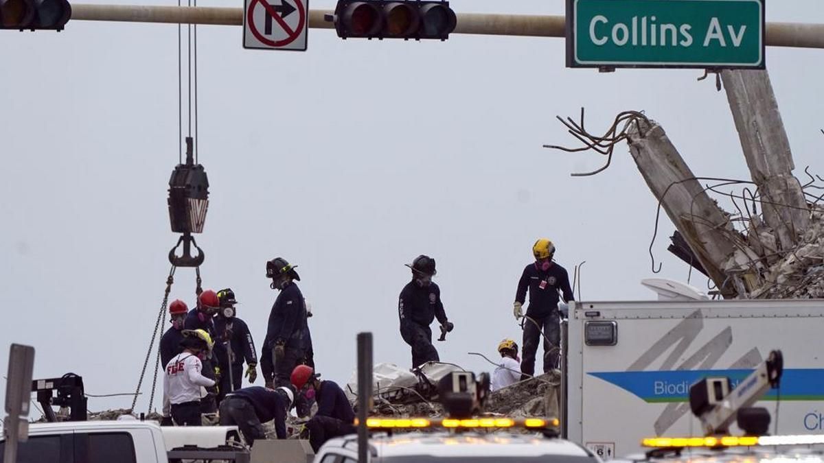 У Маямі досі розбирають завали будинку: кількість жертв зростає У Маямі досі розбирають завали будинку: кількість жертв зростає