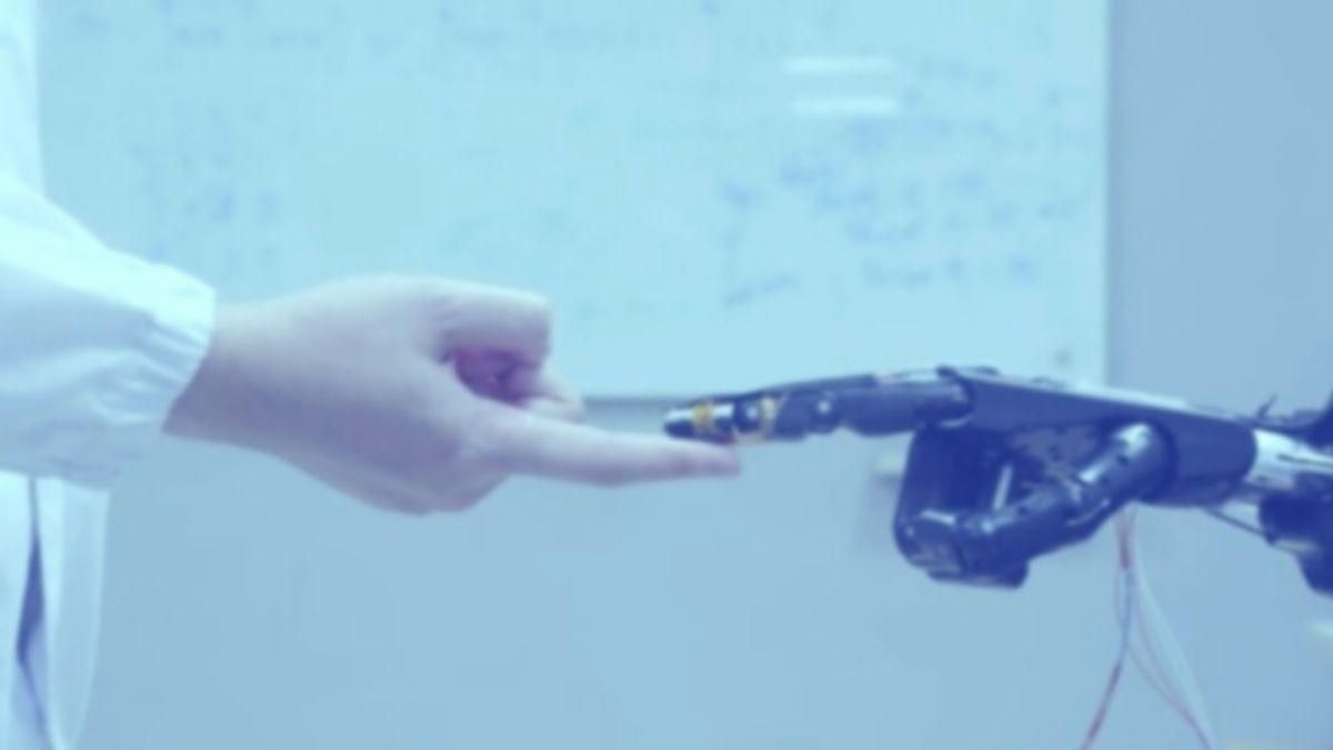 Вчені навчили роботів відчувати та регенеруватися