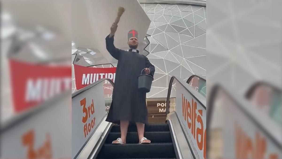 Харьковский блоггер провел освятил ТРЦ: делал тату Кернес жил Харьковский блоггер провел освятил ТРЦ: делал тату Кернес жил